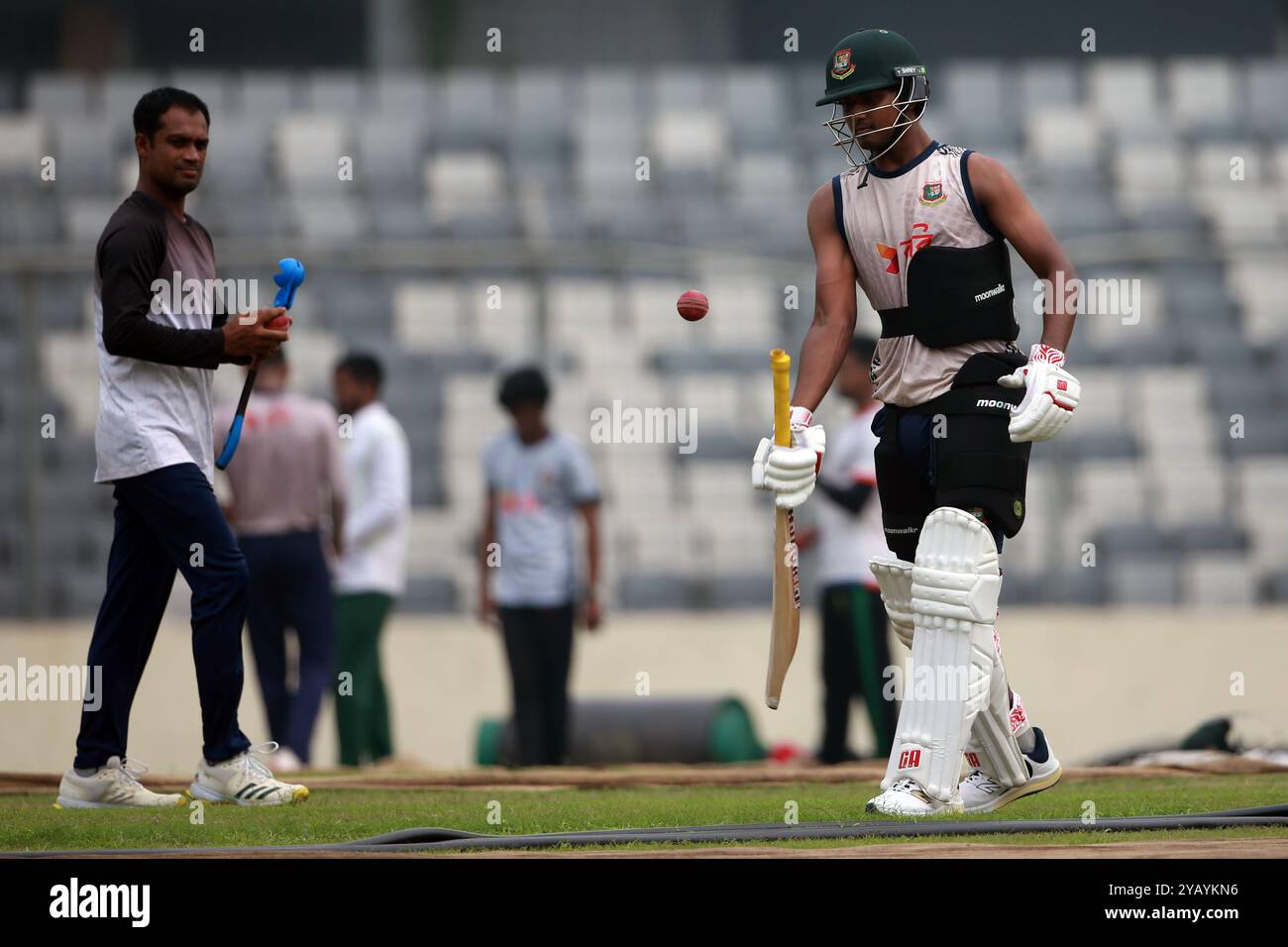 Hasan Mahmud (R) mentre la squadra del Bangladesh ha iniziato ad allenarsi prima della serie di test casalinghi per due partite contro il Sudafrica al Sher-e-Bangla National di Mirpur Foto Stock