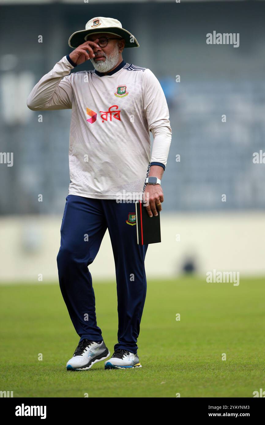 Capo-allenatore Chandika Hathurusingha (M) mentre la squadra del Bangladesh ha iniziato ad allenarsi in vista delle due partite casalinghe test Series contro il Sudafrica all'SH di Mirpur Foto Stock