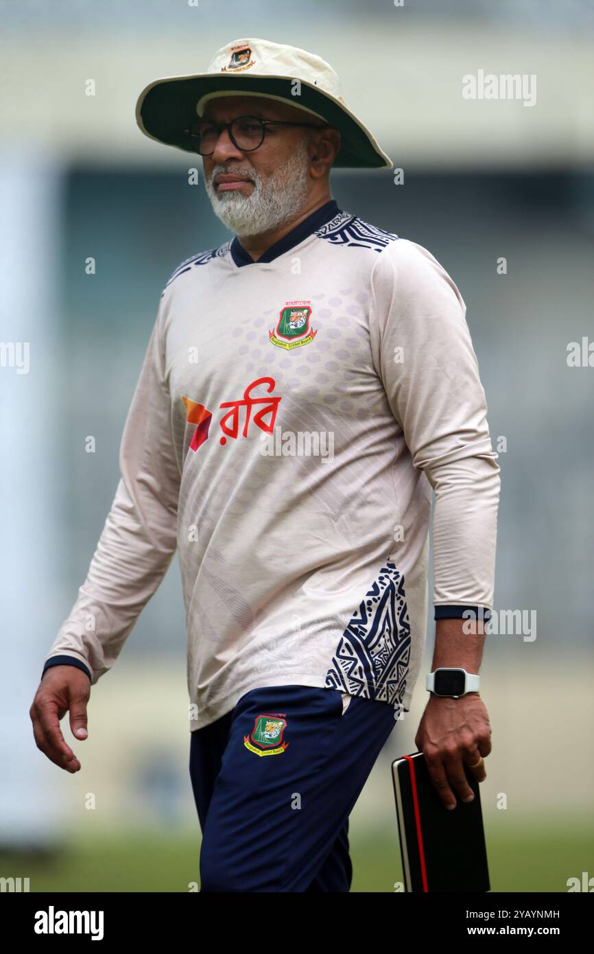 Capo-allenatore Chandika Hathurusingha (M) mentre la squadra del Bangladesh ha iniziato ad allenarsi in vista delle due partite casalinghe test Series contro il Sudafrica all'SH di Mirpur Foto Stock