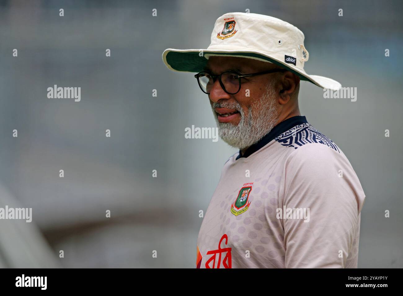 Capo-allenatore Chandika Hathurusingha (M) mentre la squadra del Bangladesh ha iniziato ad allenarsi in vista delle due partite casalinghe test Series contro il Sudafrica all'SH di Mirpur Foto Stock