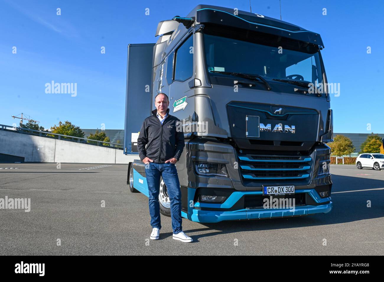 Lipsia - MAN übergibt weltweit ersten eTruck: Leipziger Unternehmen kauft e-Laster 15.10.2024 gegen 10 Uhr Lipsia, Porsche Experience Center IM foto: Karsten Wilhelm, Standortleiter Leipzig der Dräxlmaier Group Der erste MAN eTruck findet seinen Weg zum Kunden. Damit starten wir offiziell in ein neues elektrisches Zeitalter und beginnen Nun mit der Auslieferung unserer neuen schweren und vollelektrischen Trucks und das Genau 100 Jahre nach der Präsentation des ersten Diesel-Lkws von MAN auf der Internationalen Automobilausstellung a Berlino. Der erste MAN eTruck Wird a Lipsia von der firma Foto Stock