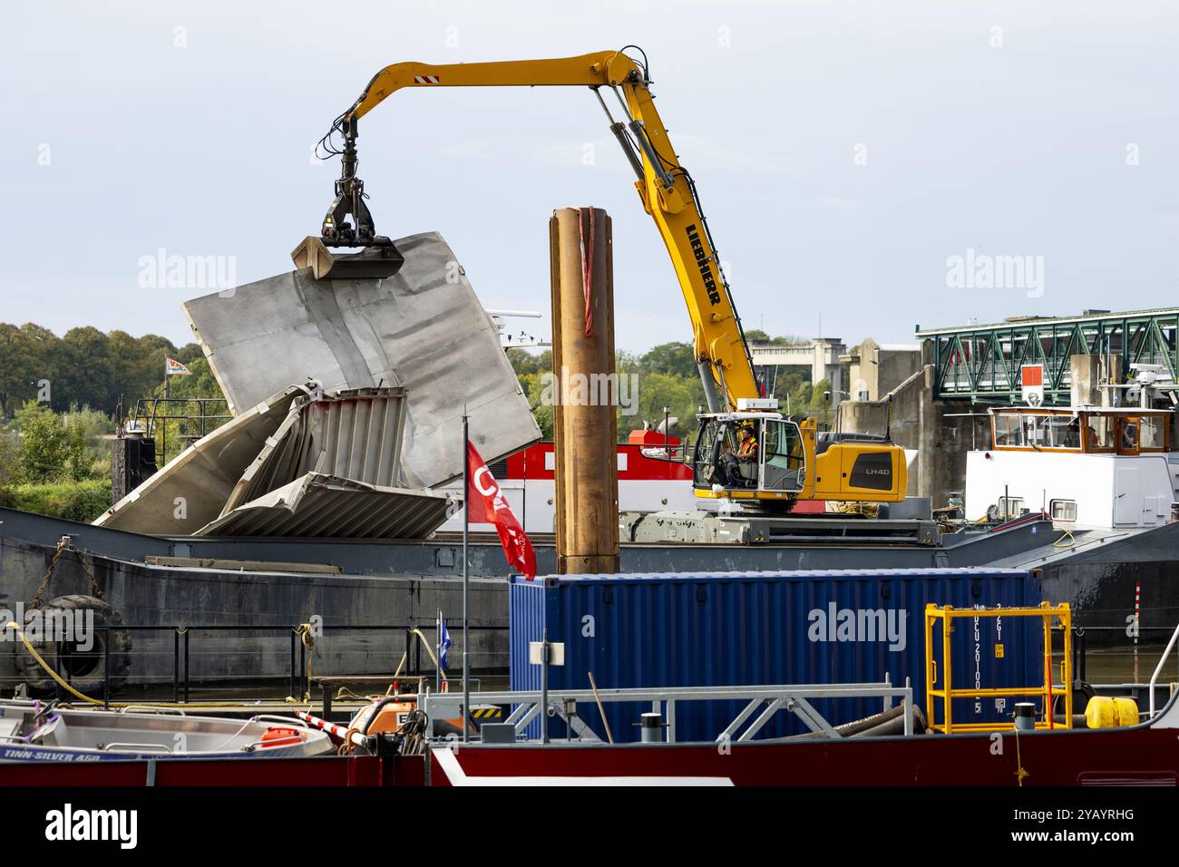 BORGHAREN - lavoro su una nave carico di sabbia parzialmente affondata dopo la collisione con una nave. La nave si trovò nei guai sul fiume Mosa vicino a Maastricht a causa della forte corrente del sito. L'equipaggio di due uomini è stato in grado di essere sbarcato. ANP MARCEL VAN HOORN netherlands Out - belgio Out Foto Stock