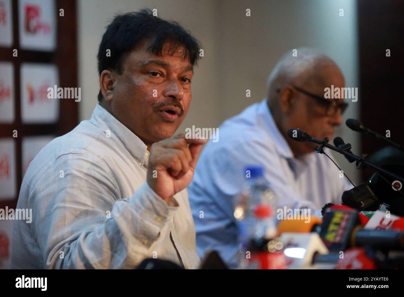 il presidente del Bangladesh Cricket Board (BCB) Farooq Ahmed (L) ha annunciato l'avviso di presentazione per il capo-allenatore Chandika Hathurusinghe in una conferenza stampa in Foto Stock