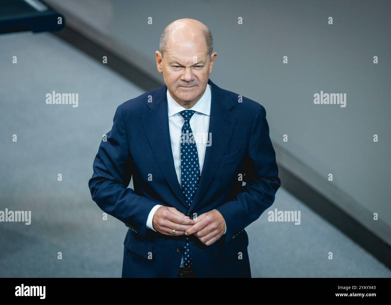 Berlino, Germania. 16 ottobre 2024. OLAF Scholz, Cancelliere federale, entra nella sala plenaria del Bundestag tedesco a Berlino, 16 ottobre 2024. Credito: dpa/Alamy Live News Foto Stock