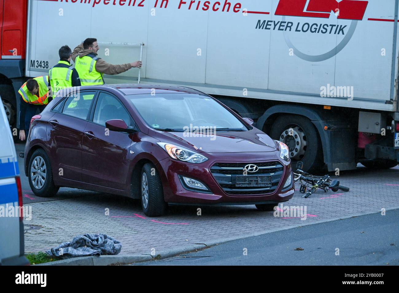 Markranstädt - Laster überrollt Biker: Radfahrer stirbt bei Unfall mit Auto und LKW 10.10.2024 gegen 16 Uhr Markranstädt, Leipziger Straße B87 Zu einem tödlichen Unfall kam es am Donnerstagnachmittag gegen 16 Uhr auf der Leipziger Straße in Markranstädt im Landkreis Lipsia. Nach ersten Angaben der Polizei War der 25-jährige Radfahrer auf der falschen, anche linken Gehwegseite in Richtung Leipzig unterwegs, als eine Autofahrerin den Mann an der Ausfahrt des Rewe-Marktes übersah und diesen faserste. Der 25-Jährige wurde über die Motorrhaube des Hyundai geschleudert und kam anschließend unter ein Foto Stock