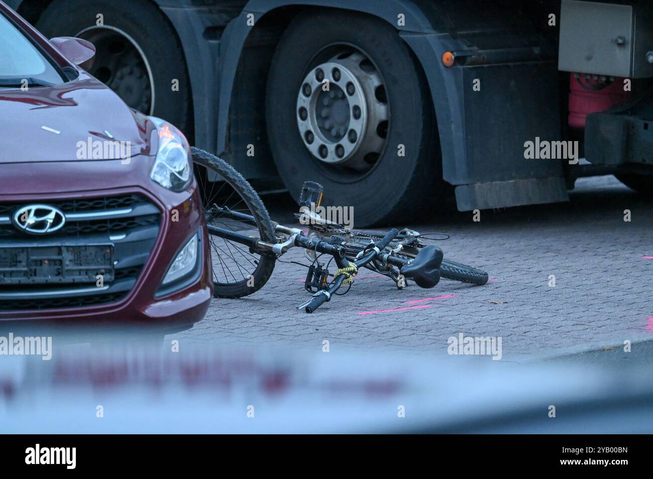 Markranstädt - Laster überrollt Biker: Radfahrer stirbt bei Unfall mit Auto und LKW 10.10.2024 gegen 16 Uhr Markranstädt, Leipziger Straße B87 Zu einem tödlichen Unfall kam es am Donnerstagnachmittag gegen 16 Uhr auf der Leipziger Straße in Markranstädt im Landkreis Lipsia. Nach ersten Angaben der Polizei War der 25-jährige Radfahrer auf der falschen, anche linken Gehwegseite in Richtung Leipzig unterwegs, als eine Autofahrerin den Mann an der Ausfahrt des Rewe-Marktes übersah und diesen faserste. Der 25-Jährige wurde über die Motorrhaube des Hyundai geschleudert und kam anschließend unter ein Foto Stock