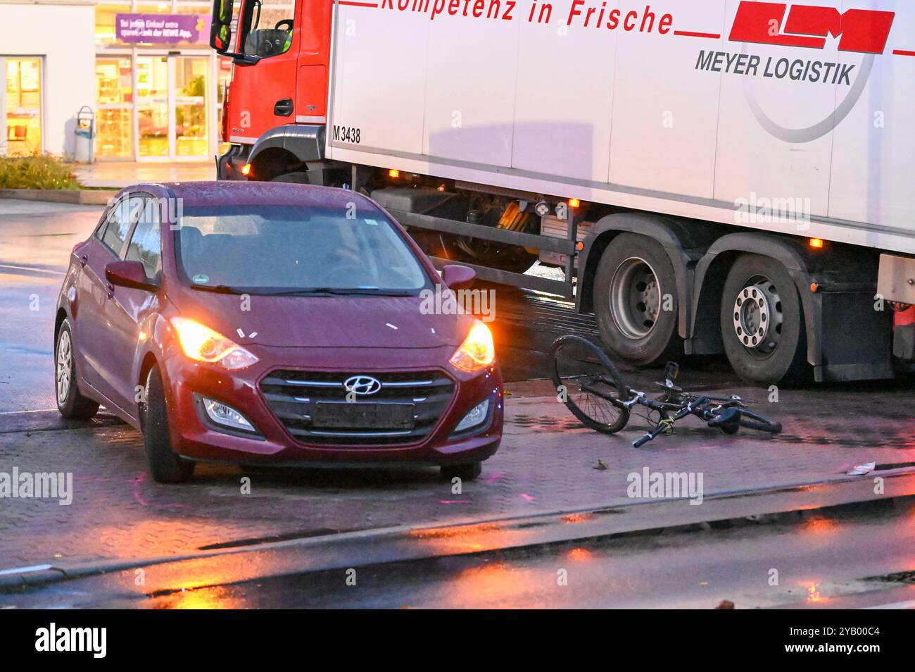 Markranstädt - Laster überrollt Biker: Radfahrer stirbt bei Unfall mit Auto und LKW 10.10.2024 gegen 16 Uhr Markranstädt, Leipziger Straße B87 Zu einem tödlichen Unfall kam es am Donnerstagnachmittag gegen 16 Uhr auf der Leipziger Straße in Markranstädt im Landkreis Lipsia. Nach ersten Angaben der Polizei War der 25-jährige Radfahrer auf der falschen, anche linken Gehwegseite in Richtung Leipzig unterwegs, als eine Autofahrerin den Mann an der Ausfahrt des Rewe-Marktes übersah und diesen faserste. Der 25-Jährige wurde über die Motorrhaube des Hyundai geschleudert und kam anschließend unter ein Foto Stock