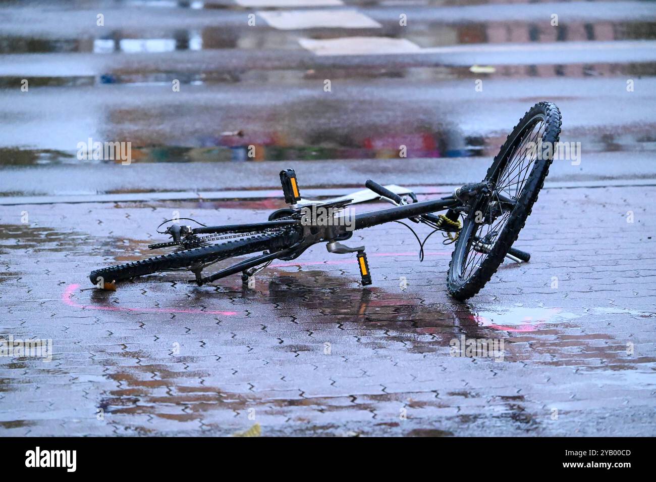 Markranstädt - Laster überrollt Biker: Radfahrer stirbt bei Unfall mit Auto und LKW 10.10.2024 gegen 16 Uhr Markranstädt, Leipziger Straße B87 Zu einem tödlichen Unfall kam es am Donnerstagnachmittag gegen 16 Uhr auf der Leipziger Straße in Markranstädt im Landkreis Lipsia. Nach ersten Angaben der Polizei War der 25-jährige Radfahrer auf der falschen, anche linken Gehwegseite in Richtung Leipzig unterwegs, als eine Autofahrerin den Mann an der Ausfahrt des Rewe-Marktes übersah und diesen faserste. Der 25-Jährige wurde über die Motorrhaube des Hyundai geschleudert und kam anschließend unter ein Foto Stock