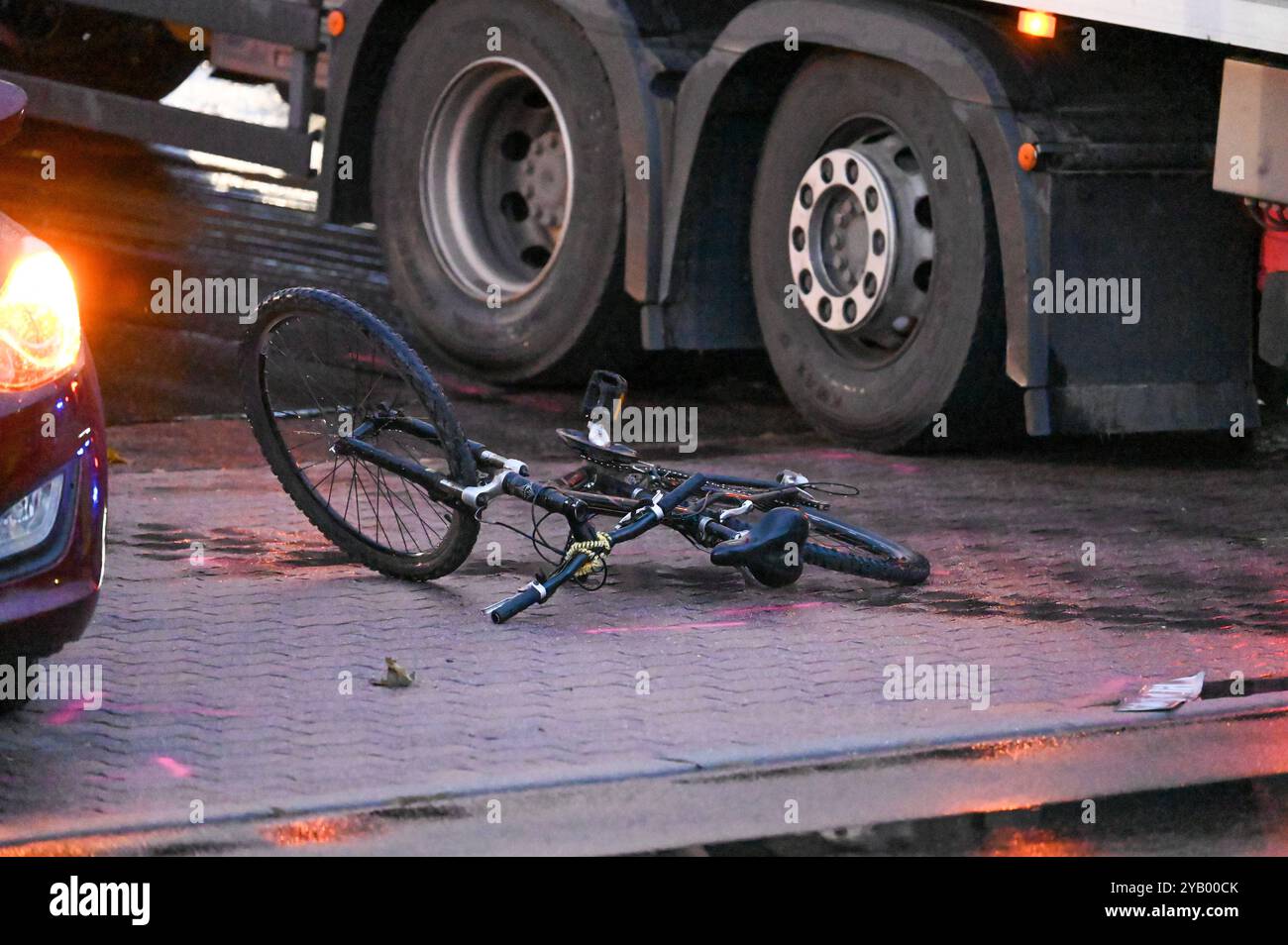 Markranstädt - Laster überrollt Biker: Radfahrer stirbt bei Unfall mit Auto und LKW 10.10.2024 gegen 16 Uhr Markranstädt, Leipziger Straße B87 Zu einem tödlichen Unfall kam es am Donnerstagnachmittag gegen 16 Uhr auf der Leipziger Straße in Markranstädt im Landkreis Lipsia. Nach ersten Angaben der Polizei War der 25-jährige Radfahrer auf der falschen, anche linken Gehwegseite in Richtung Leipzig unterwegs, als eine Autofahrerin den Mann an der Ausfahrt des Rewe-Marktes übersah und diesen faserste. Der 25-Jährige wurde über die Motorrhaube des Hyundai geschleudert und kam anschließend unter ein Foto Stock
