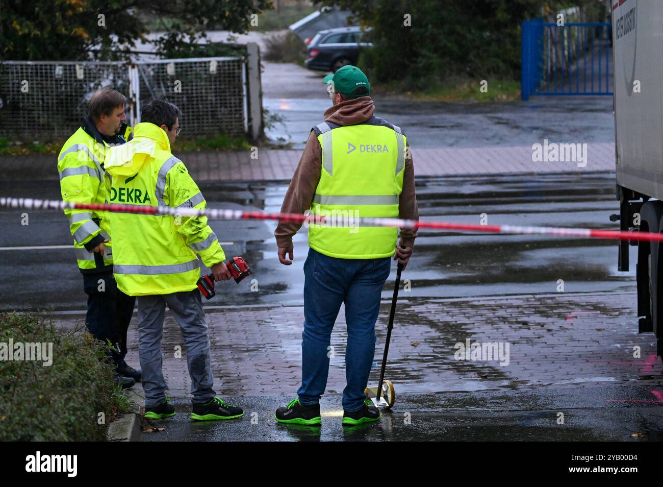 Markranstädt - Laster überrollt Biker: Radfahrer stirbt bei Unfall mit Auto und LKW 10.10.2024 gegen 16 Uhr Markranstädt, Leipziger Straße B87 Zu einem tödlichen Unfall kam es am Donnerstagnachmittag gegen 16 Uhr auf der Leipziger Straße in Markranstädt im Landkreis Lipsia. Nach ersten Angaben der Polizei War der 25-jährige Radfahrer auf der falschen, anche linken Gehwegseite in Richtung Leipzig unterwegs, als eine Autofahrerin den Mann an der Ausfahrt des Rewe-Marktes übersah und diesen faserste. Der 25-Jährige wurde über die Motorrhaube des Hyundai geschleudert und kam anschließend unter ein Foto Stock