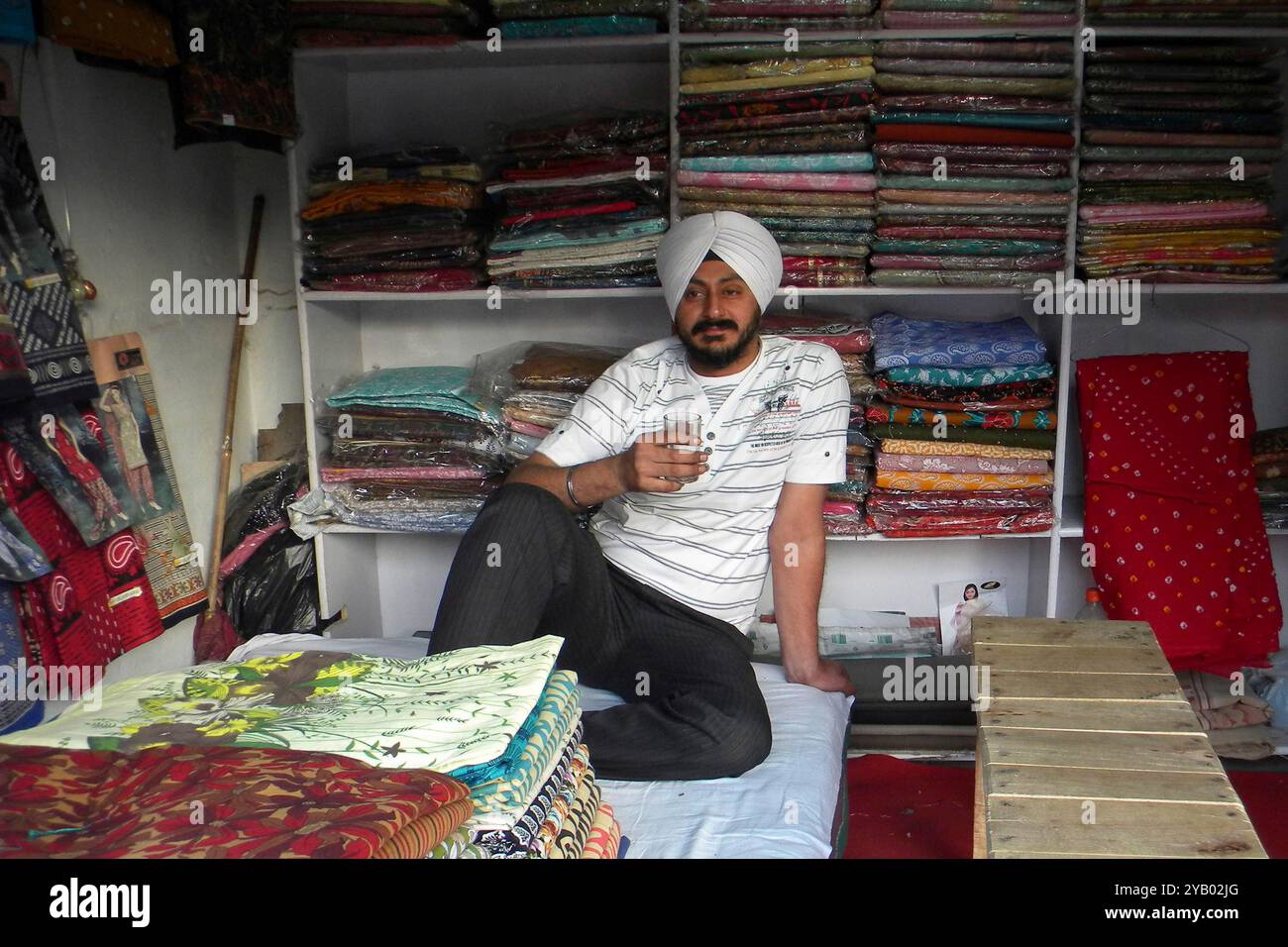 Uomo sikh nel negozio, mercato locale, Patiala, India Foto Stock