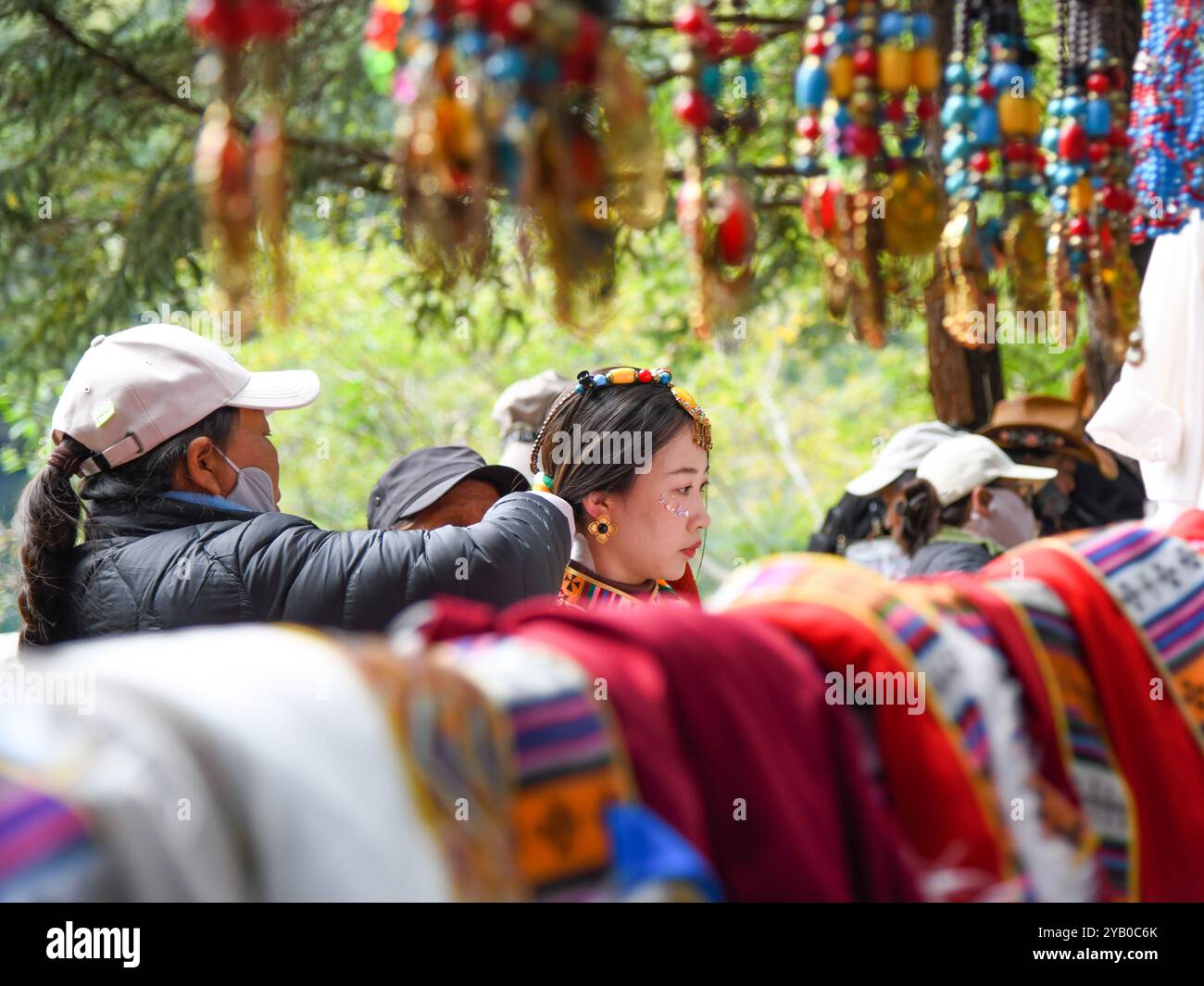 (241016) -- CHENGDU, 16 ottobre 2024 (Xinhua) -- i turisti sperimentano costumi e trucchi tradizionali tibetani presso il punto panoramico di Jiuzhaigou nella provincia del Sichuan nella Cina sud-occidentale, 10 ottobre 2024. La Valle di Jiuzhai, conosciuta anche come Parco Nazionale di Jiuzhaigou, è conosciuta per le sue spettacolari cascate, le lussureggianti foreste, i tranquilli laghi dell'altopiano e le formazioni rocciose carsiche. Situato tra le montagne sul bordo orientale dell'Altopiano Qinghai-Xizang, è una delle destinazioni turistiche più acclamate della Cina. Il lancio di una nuova sezione della ferrovia Sichuan-Qinghai e della prossima superstrada Jiuzhaigou-Mianyang Foto Stock