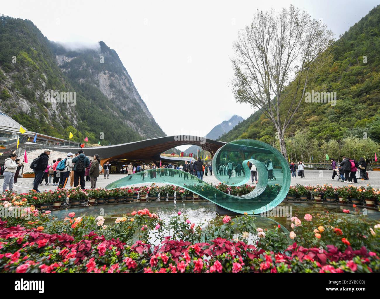 (241016) -- CHENGDU, 16 ottobre 2024 (Xinhua) -- i turisti visitano il punto panoramico di Jiuzhaigou nella provincia del Sichuan nella Cina sud-occidentale, 10 ottobre 2024. La Valle di Jiuzhai, conosciuta anche come Parco Nazionale di Jiuzhaigou, è conosciuta per le sue spettacolari cascate, le lussureggianti foreste, i tranquilli laghi dell'altopiano e le formazioni rocciose carsiche. Situato tra le montagne sul bordo orientale dell'Altopiano Qinghai-Xizang, è una delle destinazioni turistiche più acclamate della Cina. Il lancio di una nuova sezione della ferrovia Sichuan-Qinghai e della prossima superstrada Jiuzhaigou-Mianyang faciliteranno l'accesso dei turisti al mondo dell'UNESCO Foto Stock