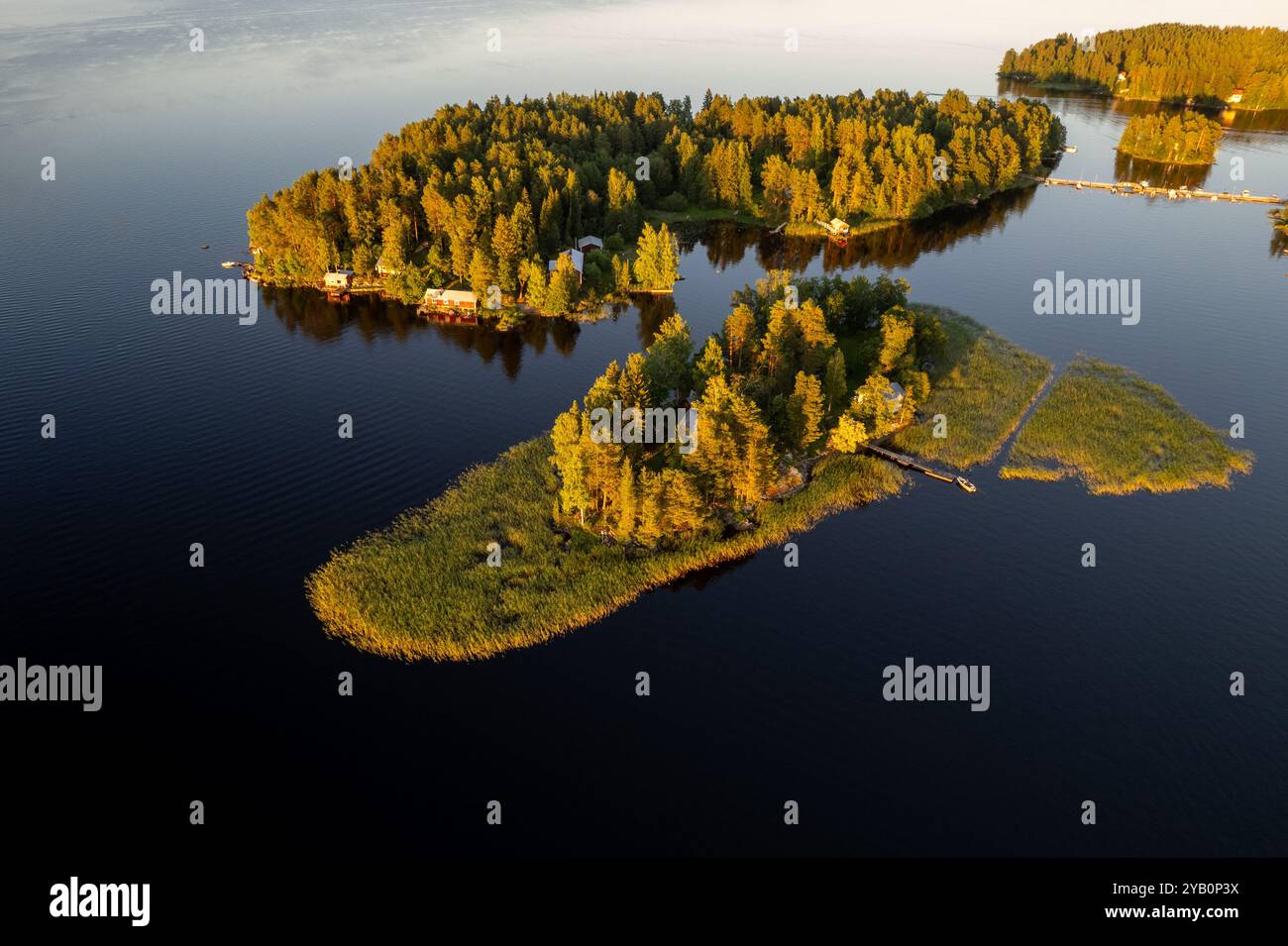 Paesaggio droni isola di Rono e Varnisaary nel lago kallavesi finlandia orientale Kuopio , Europa Foto Stock