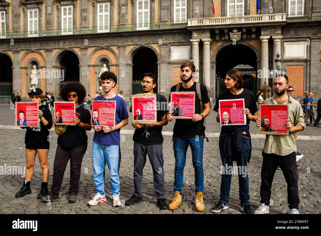 Italia: Napoli, no War and no G7 Allesterno del palazzo reale di napoli, attivisti la mobilitazione della rete Napoli contro la Guerra e contro il G7 a napoli 18-19-20 ottobre, espongono uno striscione e cartelli con i volti dei ministri che parteciperanno al summit, e rilanciano la manifestazione del 19 ottobre alla 15 DSCF7130 Copyright: XAntonioxBalascox Foto Stock