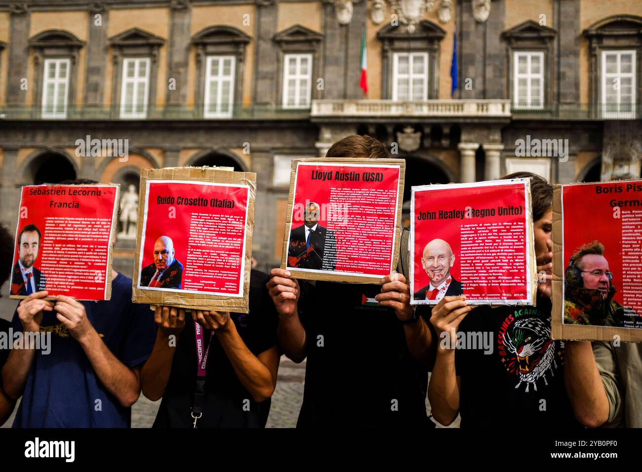 Italia: Napoli, no War and no G7 Allesterno del palazzo reale di napoli, attivisti la mobilitazione della rete Napoli contro la Guerra e contro il G7 a napoli 18-19-20 ottobre, espongono uno striscione e cartelli con i volti dei ministri che parteciperanno al summit, e rilanciano la manifestazione del 19 ottobre alla 15 DSCF7149 Copyright: XAntonioxBalascox Foto Stock