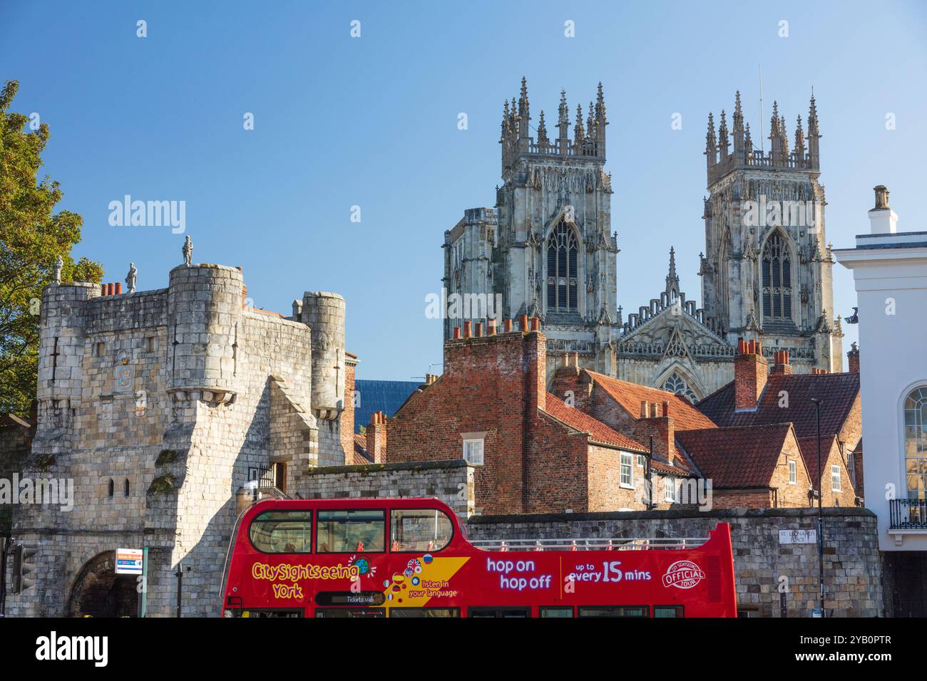 Campanili dell'estremità ovest della cattedrale di York da St Leonards Place, centro città, York, Regno Unito Foto Stock
