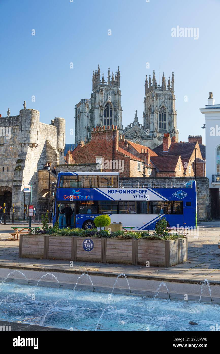 Campanili dell'estremità ovest della cattedrale di York da St Leonards Place, centro città, York, Regno Unito Foto Stock