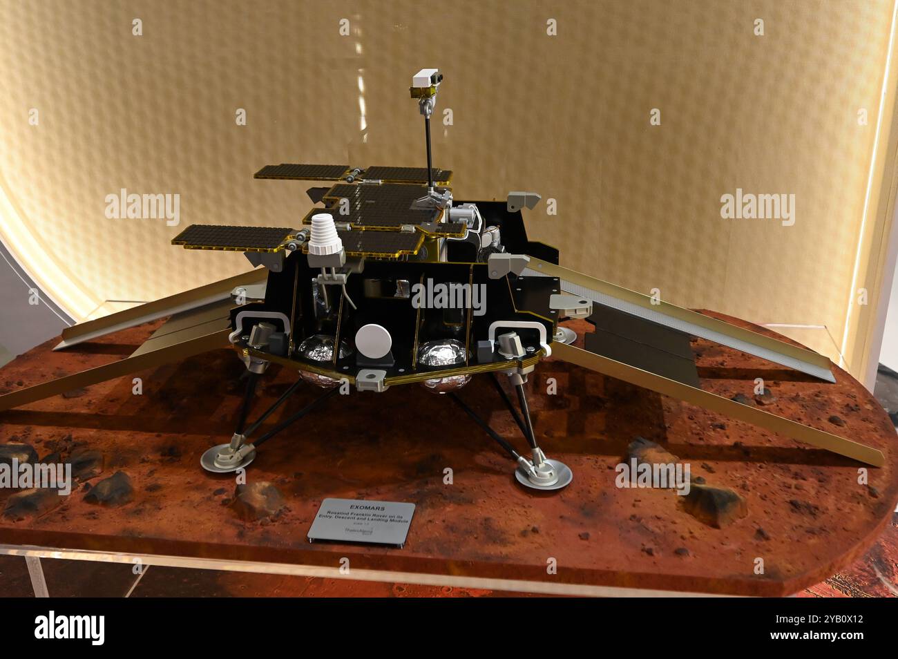 Il modulo ExoMars Rosalind Franklin Rover in mostra presso uno stand espositore durante il 75° Congresso Astronautico Internazionale e mostra, IAC 2024, a Milano, Italia il 16 ottobre 2024. IAC è l'evento annuale e più importante nel settore spaziale con oltre 6000 partecipanti ogni anno. Crediti: Piero Cruciatti/Alamy Live News Foto Stock