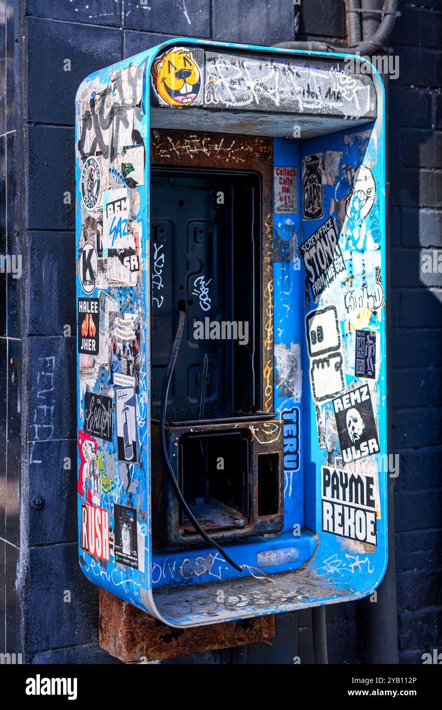 La scatola di un telefono a pagamento rimosso nel quartiere del centro. Foto Stock