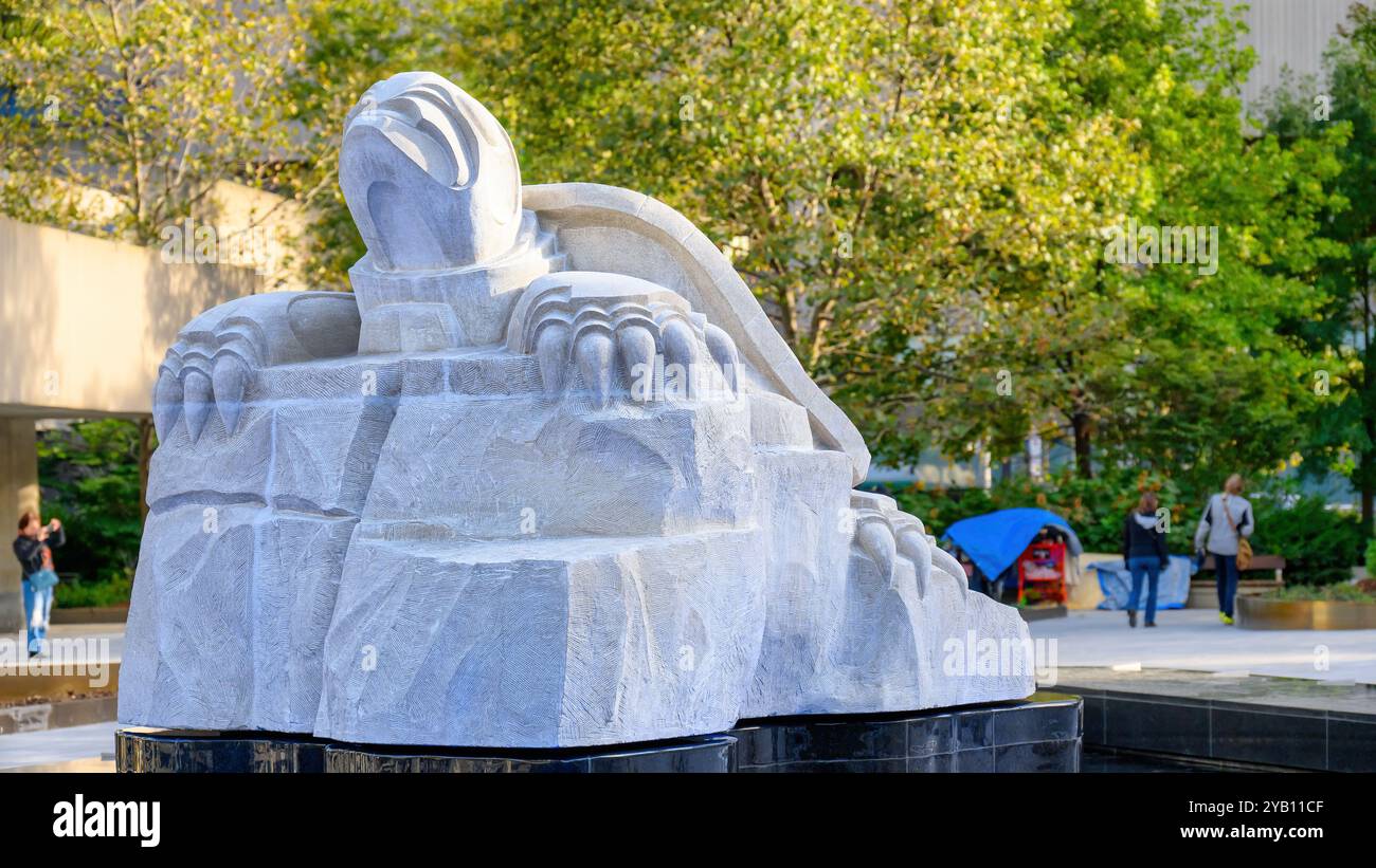 Scultura in pietra di una tartaruga nel Giardino dello Spirito in Piazza Nathan Phillips, in onore della cultura delle prime Nazioni. Foto Stock