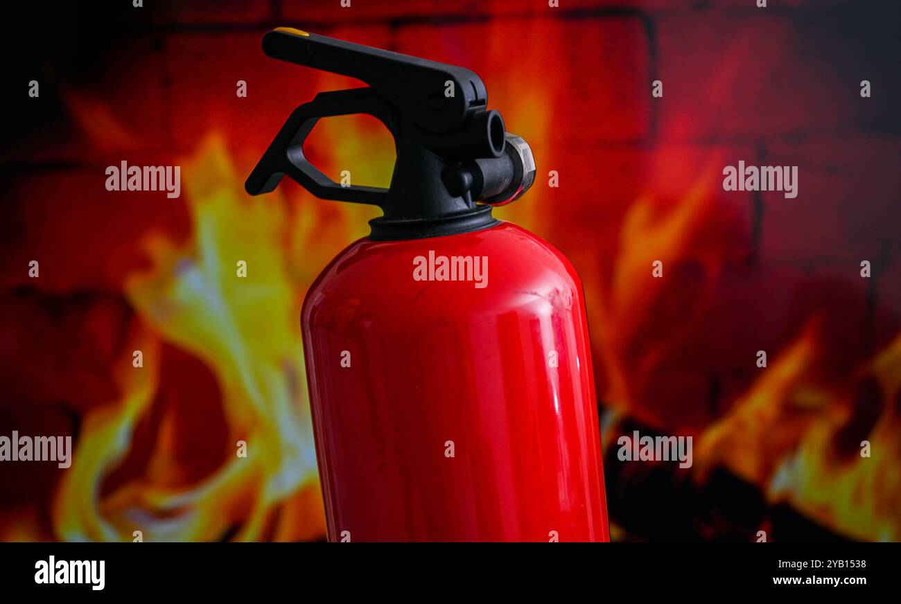 L'estintore rosso è pronto a combattere un incendio, simboleggiando la sicurezza e la preparazione. Foto Stock