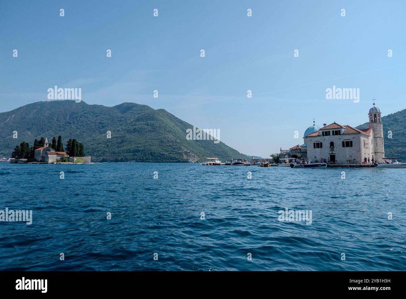 Cattaro, Montenegro, 3 agosto 2024. Chiesa di nostra Signora delle rocce e Ostrvo Sveti Đorđe, Isola di San Giorgio, Baia di Cattaro. Foto Stock