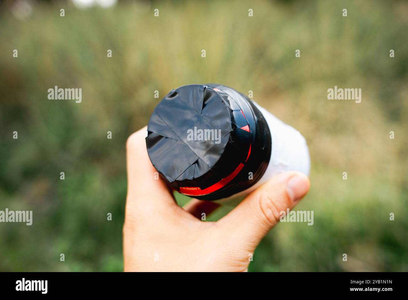 fotocamera con foro o stenopea fatta in casa, realizzata con una lattina e installata in natura. Esperimento con fotocamera fotografica fai da te Foto Stock