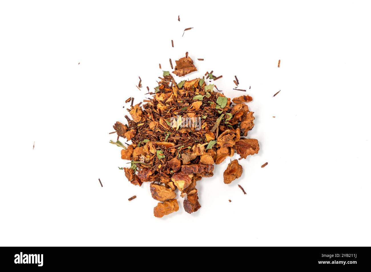 Una pila di tè natalizio con cannella e mela su sfondo bianco. I tè sono mescolati e sembrano provenire da regioni diverse. Foto Stock