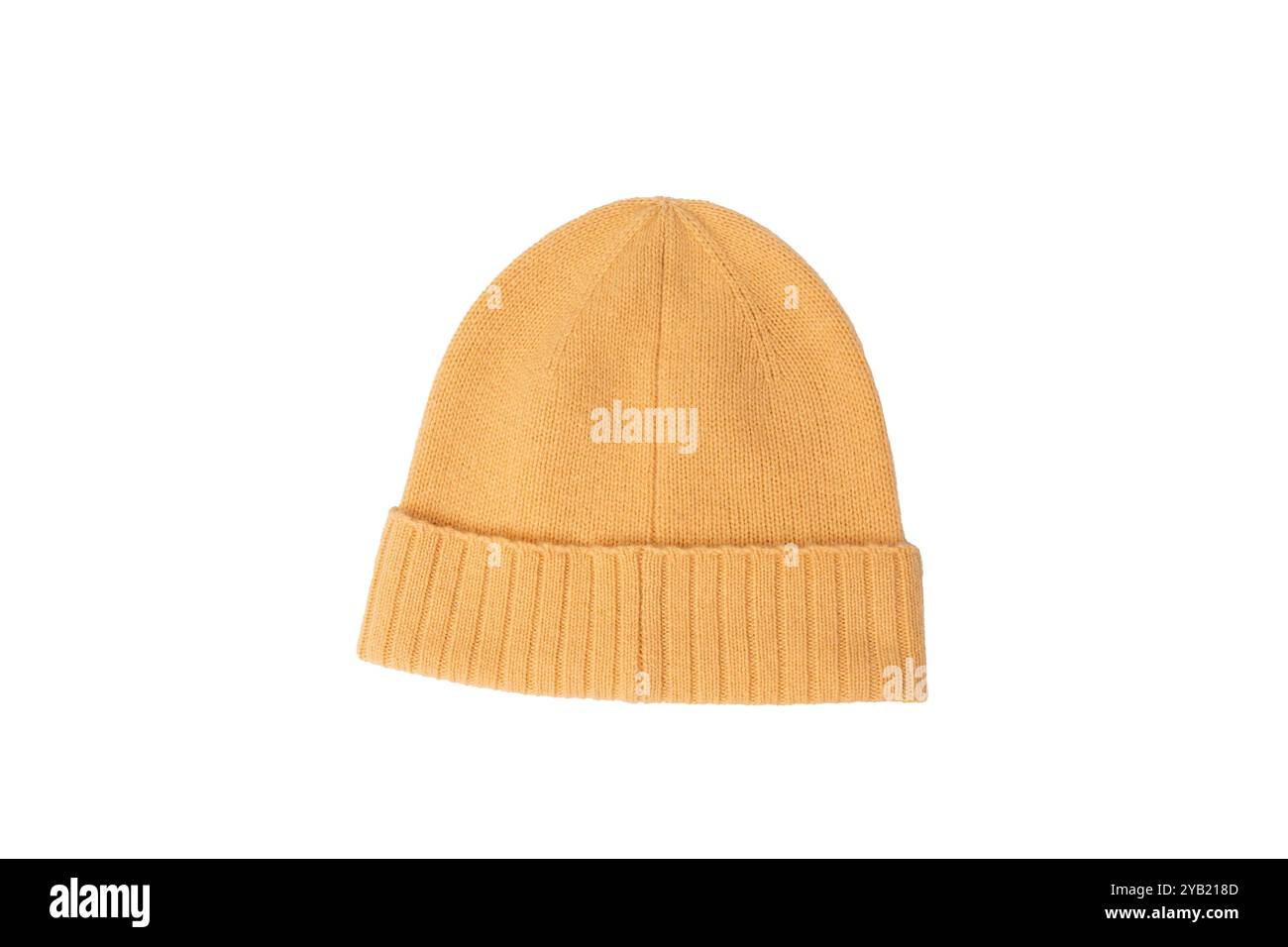 Un cappello abbronzato si trova su uno sfondo bianco. Il cappello è lavorato a maglia e ha una consistenza sfocata Foto Stock