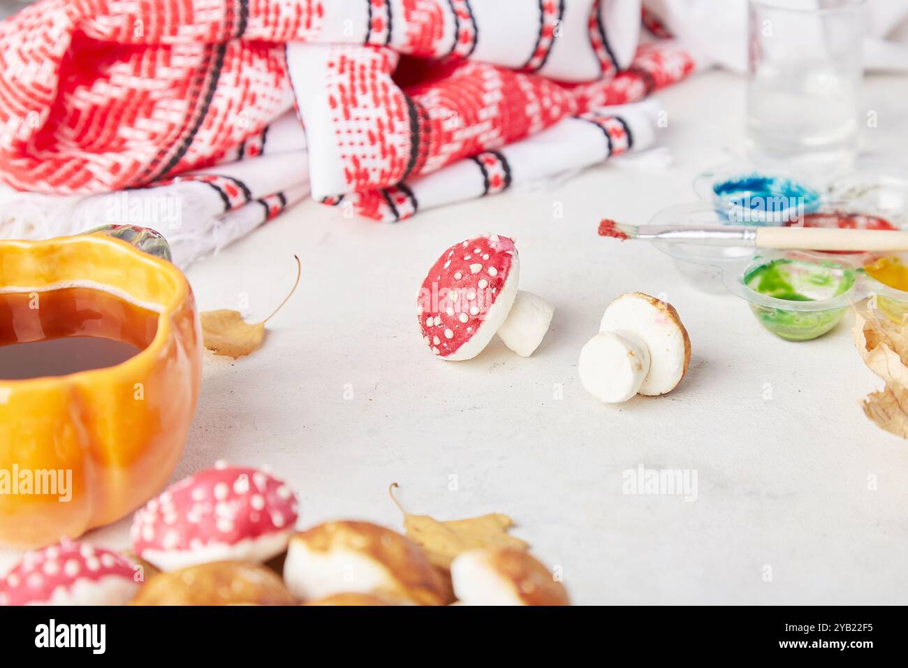 Creare l'accogliente dessert di funghi marshmallow autunnali, dipingere i colori, arte culinaria fatta a mano. Foto Stock