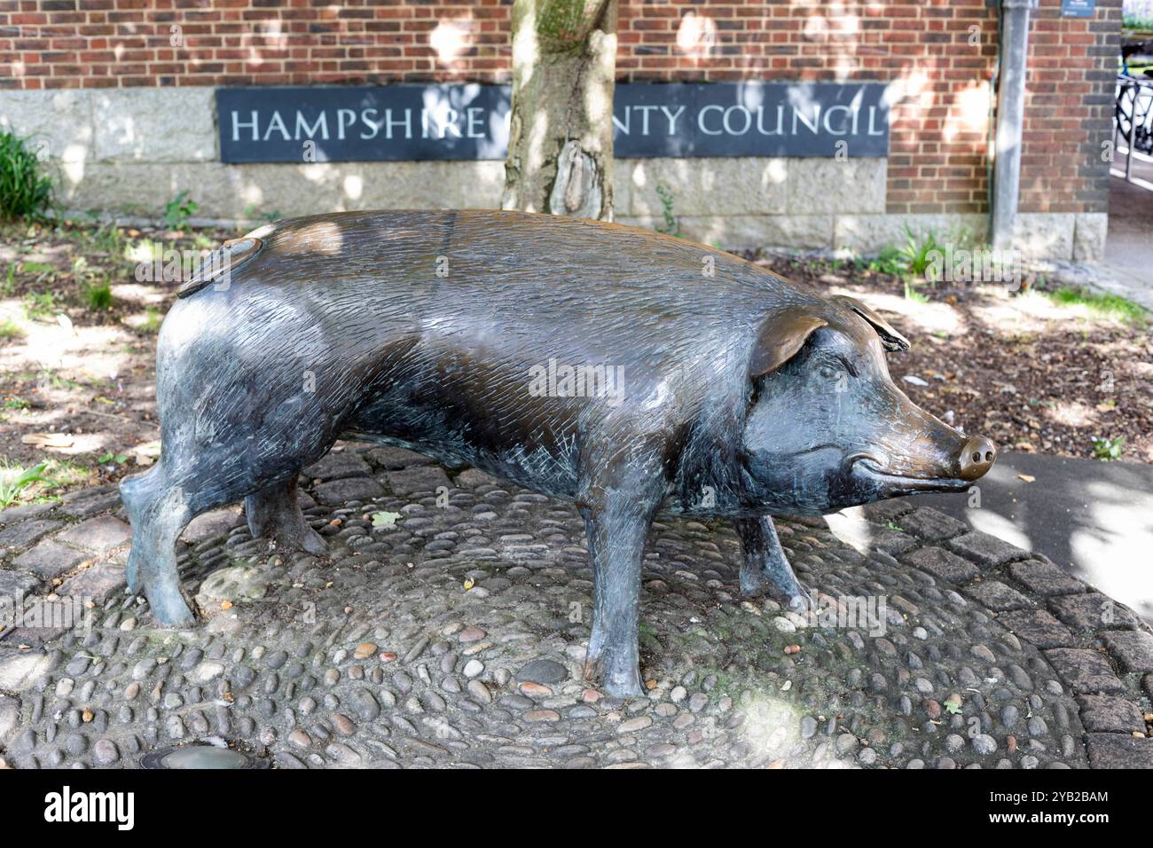 Statua dell'Hampshire Hog fuori dagli uffici del Consiglio della contea di Hampshire Foto Stock