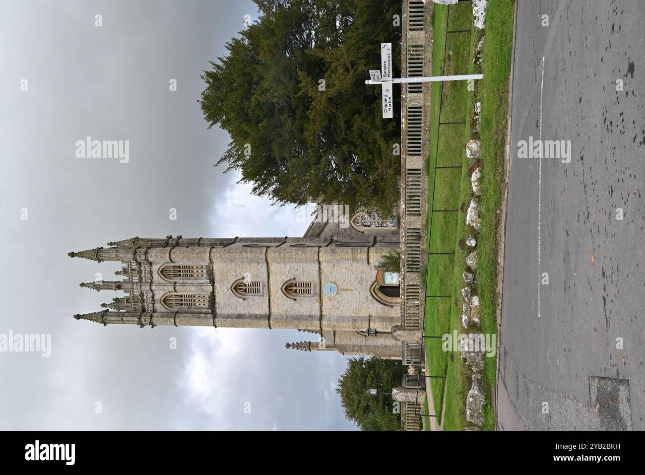 All Saints Church nel nord del villaggio di Churchill nell'Oxfordshire vicino a Chipping Norton Foto Stock