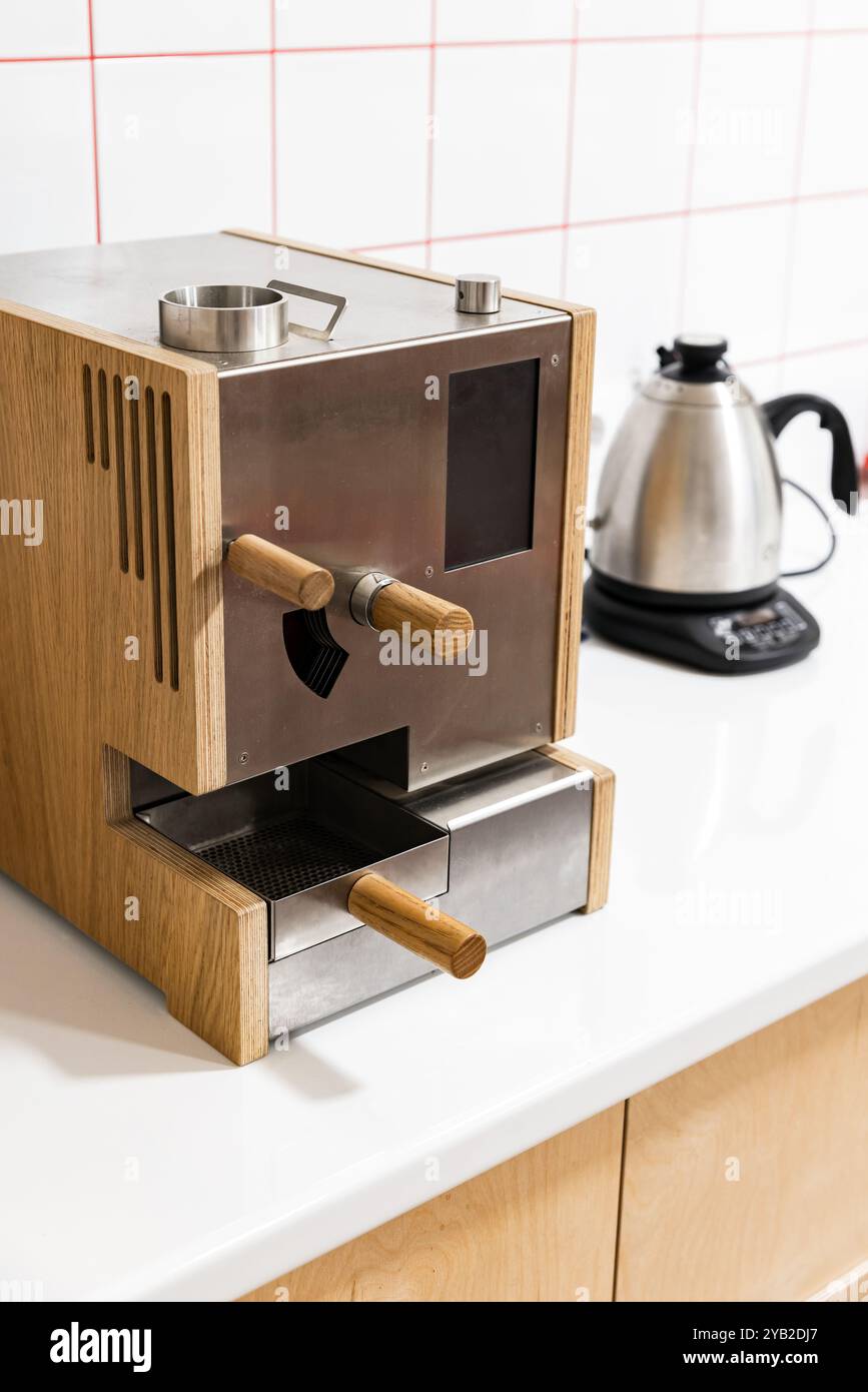 Il campione professionale di torrefazione per chicchi di caffè è sulla scrivania bianca di un laboratorio di caffè Foto Stock