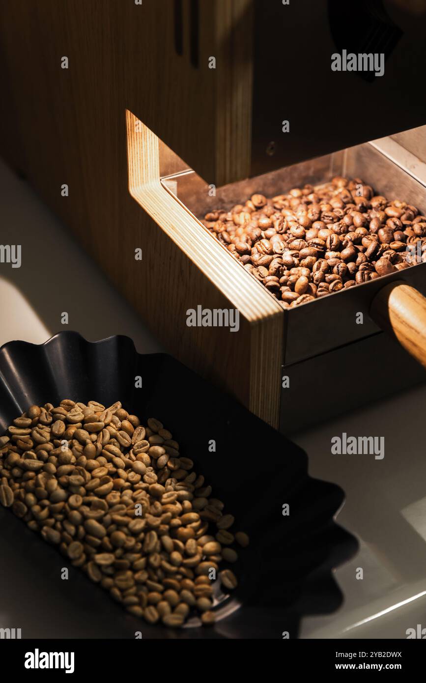 Una porzione di chicchi di caffè arabica tostati subito dopo la tostatura, foto in primo piano verticale Foto Stock