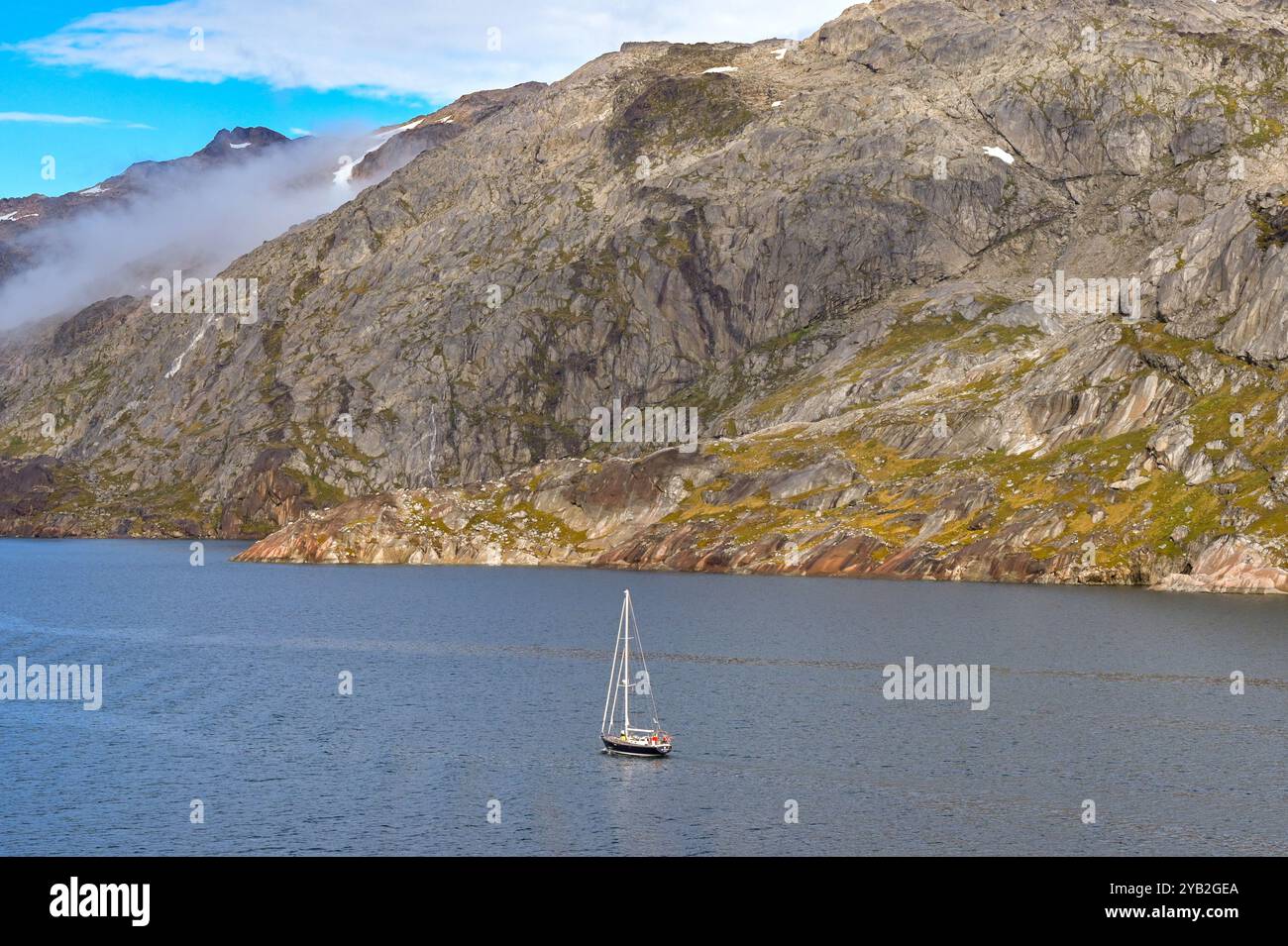 Prince Christian Sound, Groenlandia - 29 agosto 2024: Piccolo yacht che salpa su uno dei fiordi della Prince Christian Sound nel sud della Groenlandia Foto Stock