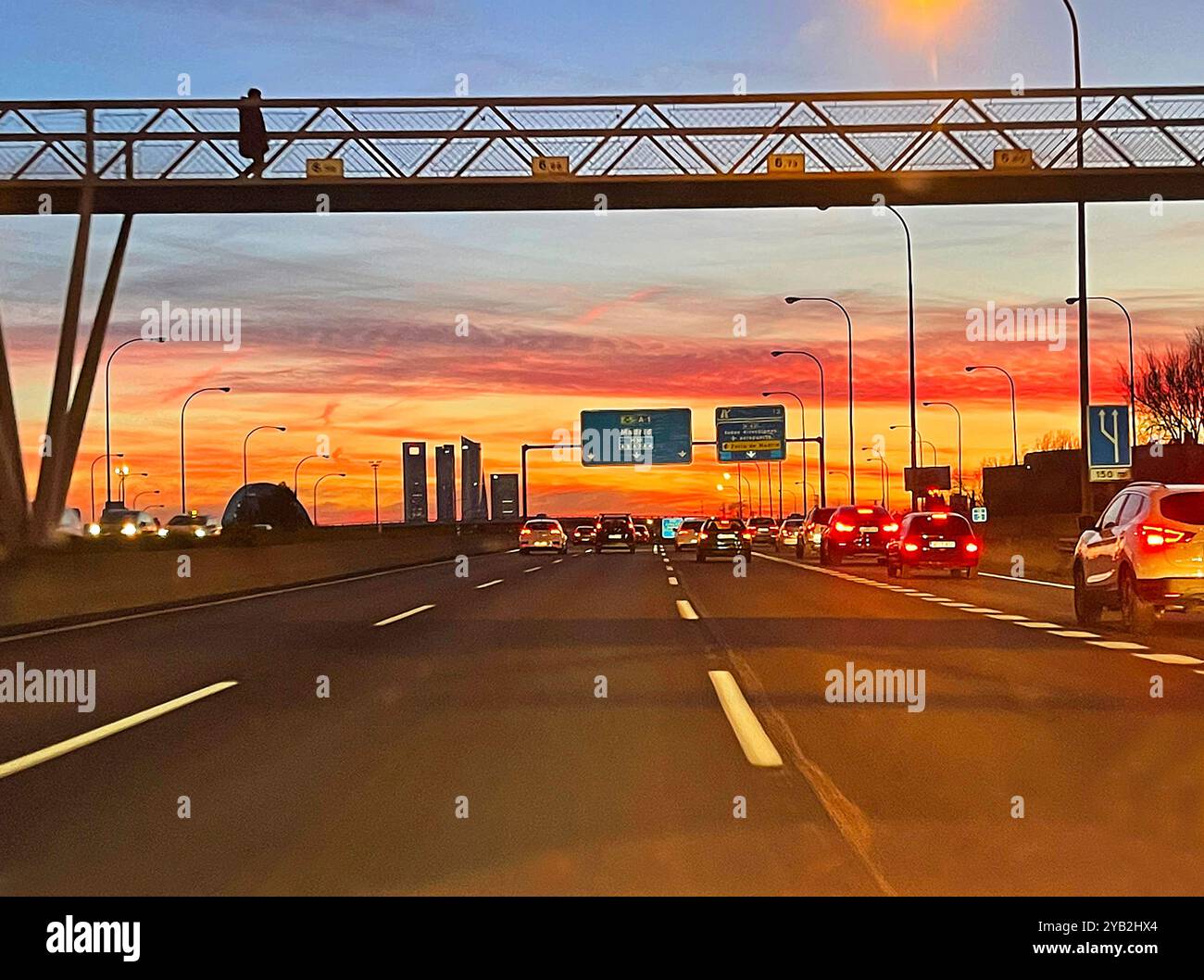 Guida lungo l'autostrada A-1 al tramonto. Madrid, Spagna. - Immagine stock catturata con smartphone