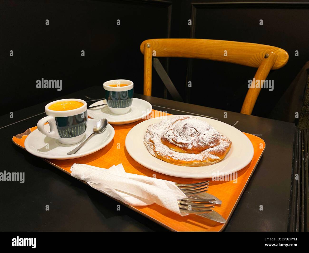 Ensaimada e tazze di caffè. Spagna. Foto Stock