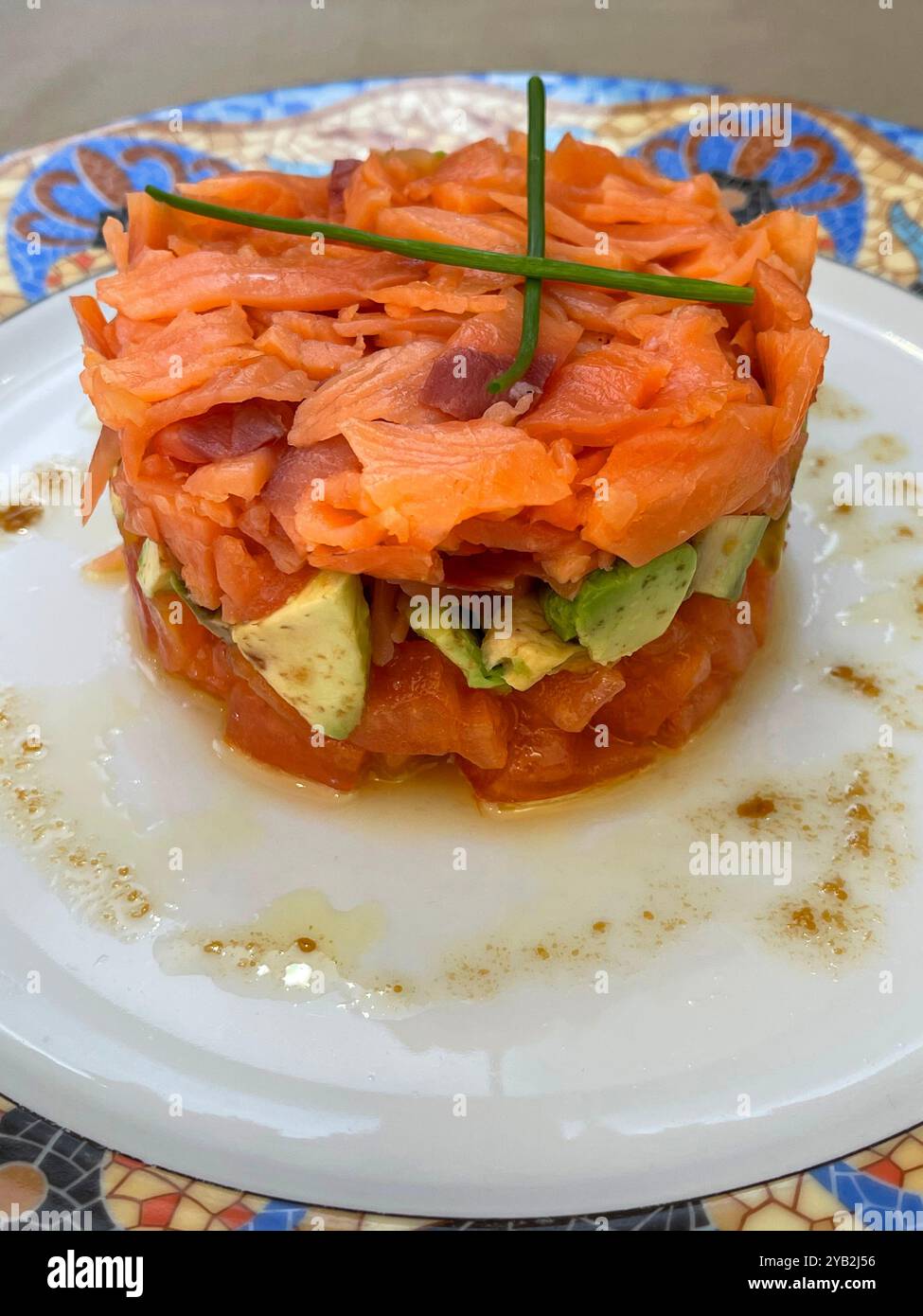 Salmone con pomodoro e avocado. Foto Stock