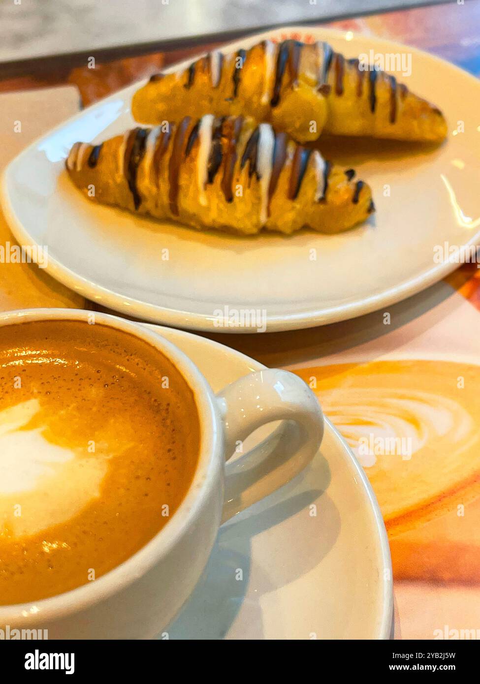 Tazza di caffè e minicroissant. Vista ravvicinata. - Immagine stock catturata con smartphone