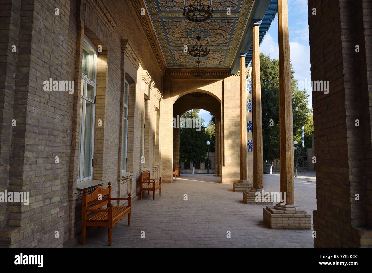 Corridoio esterno ad arco nel complesso Besh Khovli. XIX secolo. Khiva. Uzbekistan Foto Stock