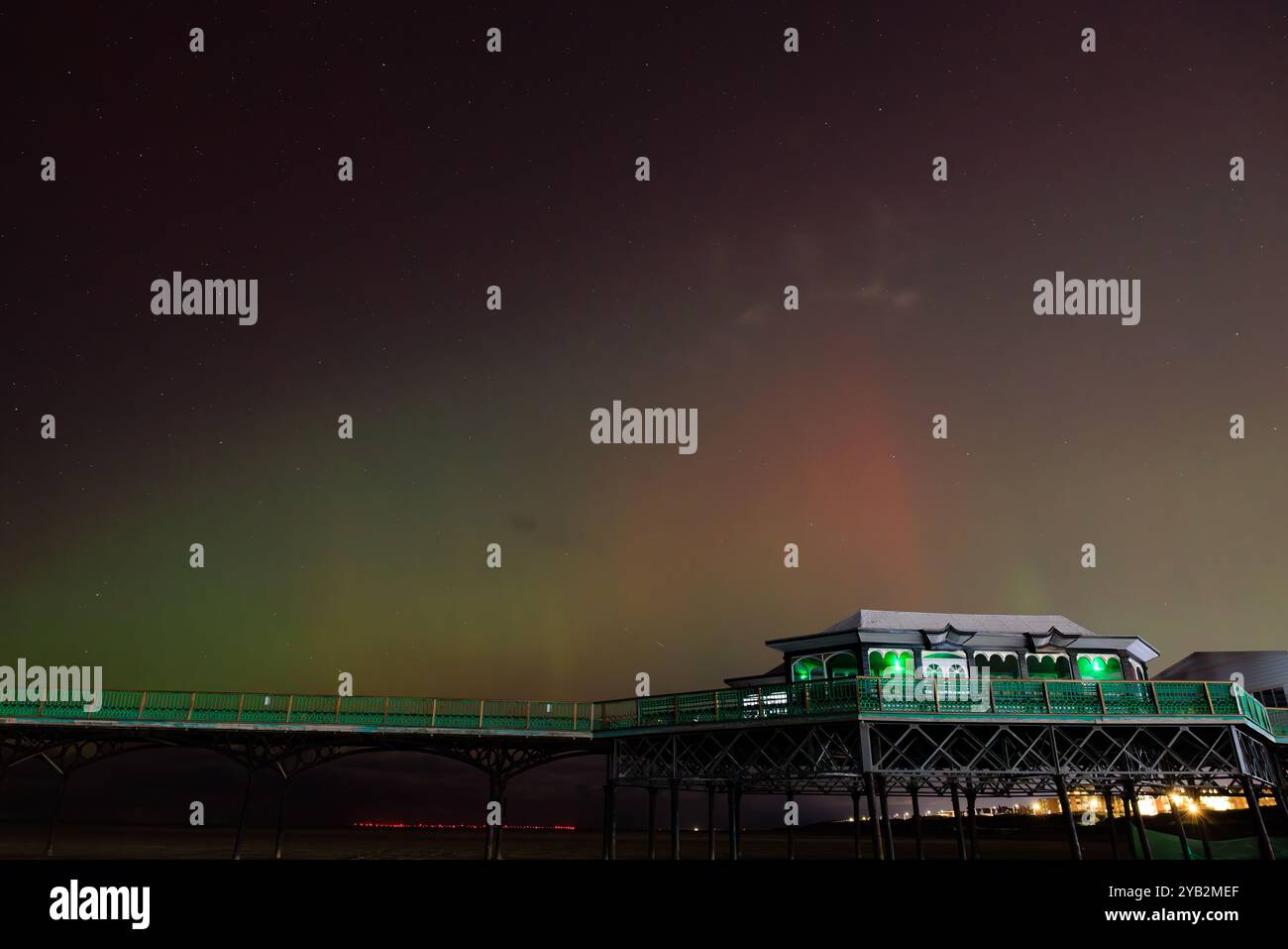 le tempeste di aurora di ottobre mostrano il suggestivo cielo verde e rosso dell'aurora boreale sul molo di lytham st annes in inghilterra Foto Stock