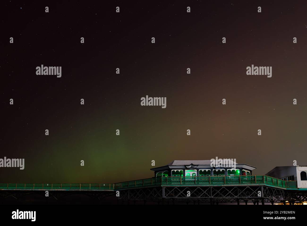 le tempeste di aurora di ottobre mostrano il suggestivo cielo verde e rosso dell'aurora boreale sul molo di lytham st annes in inghilterra Foto Stock
