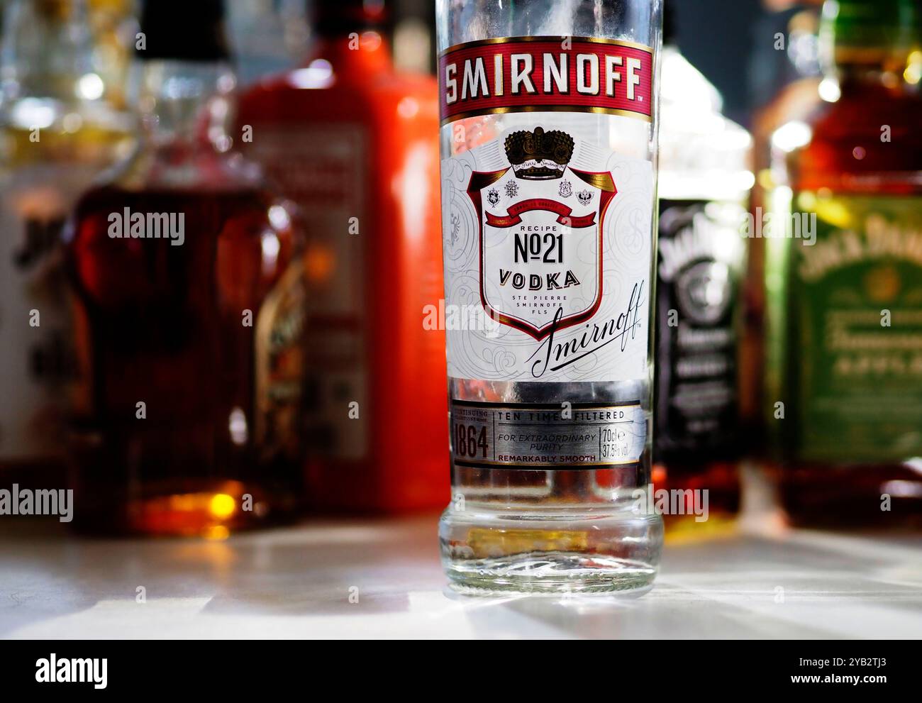 Passau, Germania - 16 ottobre 2024: In questa foto, la vodka Smirnoff vista al bancone del bar. Smirnoff vodka è uno dei vod più popolari Foto Stock