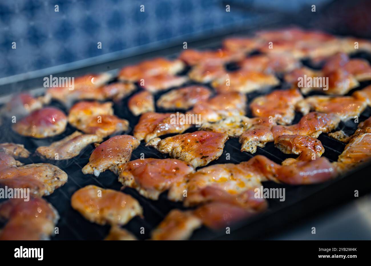 Molte cosce di pollo fritte grigliate. Foto Stock