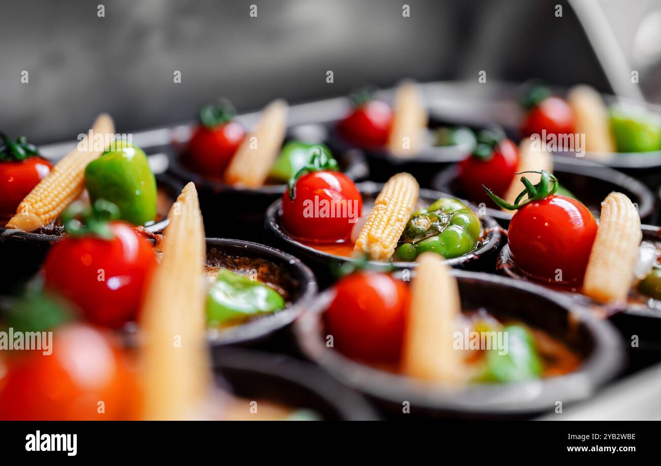 Gratin di patate al forno con pomodoro, paprika e mais. Foto Stock