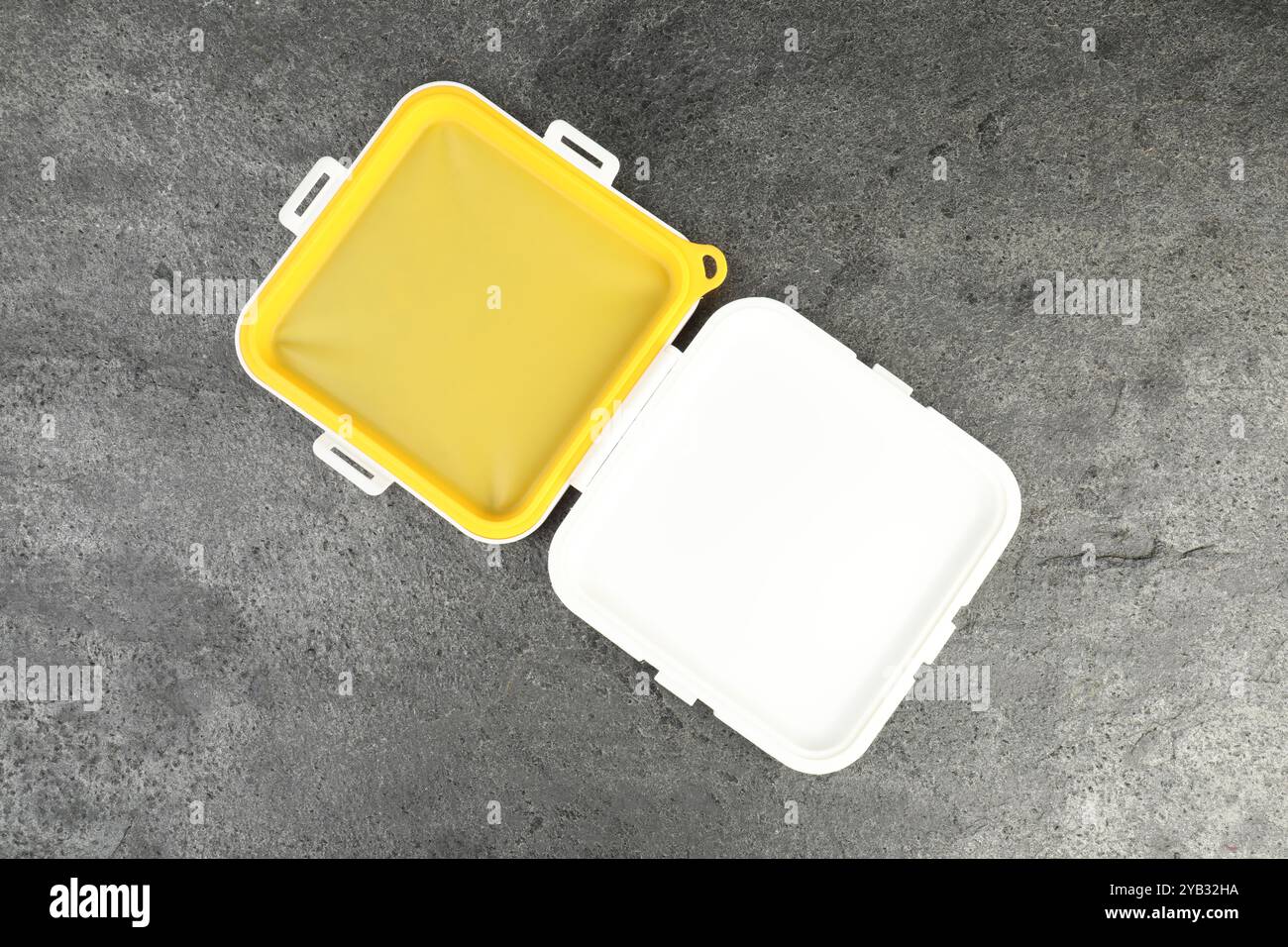 Scatola sandwich vuota in plastica su tavolo grigio, vista dall'alto Foto Stock