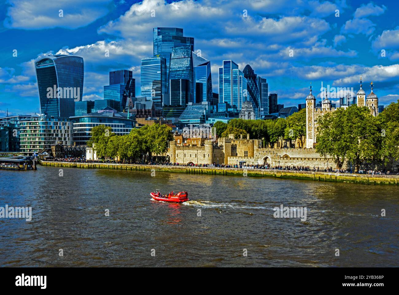 La City di Londra, la Torre di Londra e una barca sul Tamigi. Foto Stock