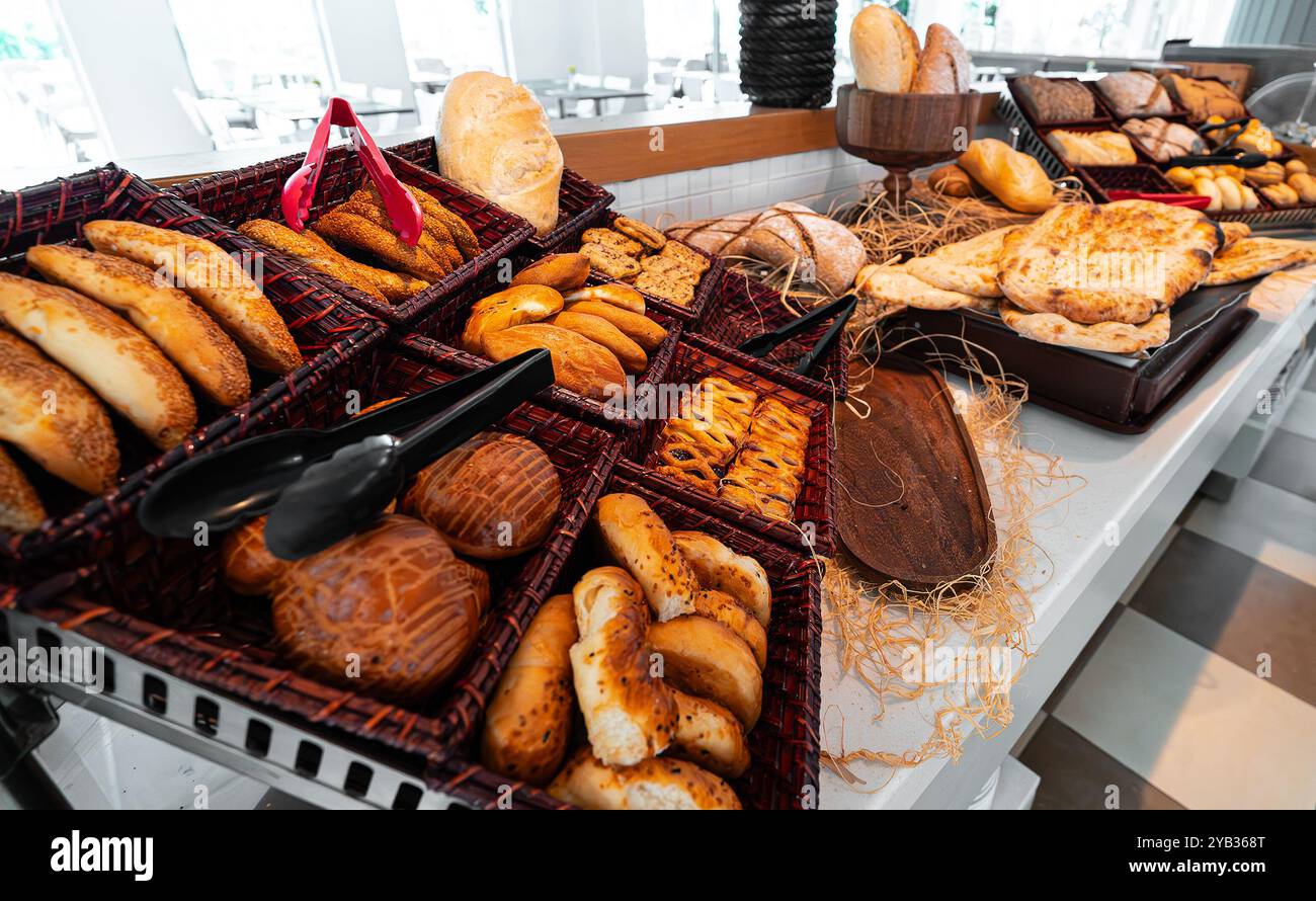 Una varietà di prodotti appena sfornati presso il negozio di alimentari. Foto Stock