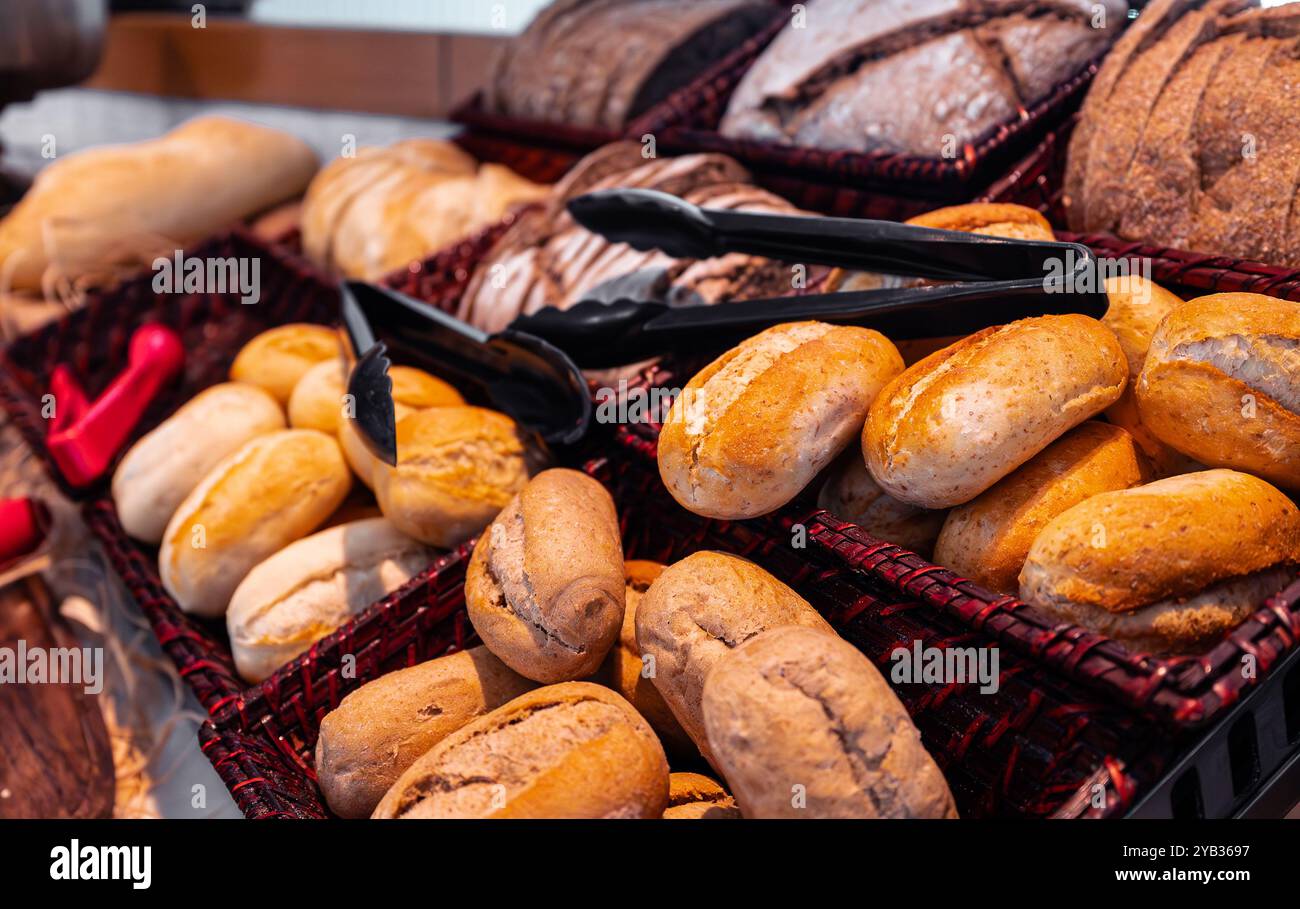 Una varietà di prodotti appena sfornati presso il negozio di alimentari. Foto Stock